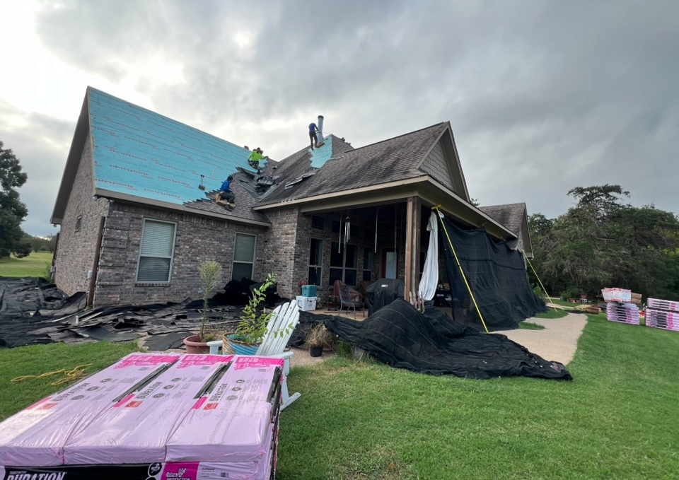 Roof Wranglers crew on the job in East Texas